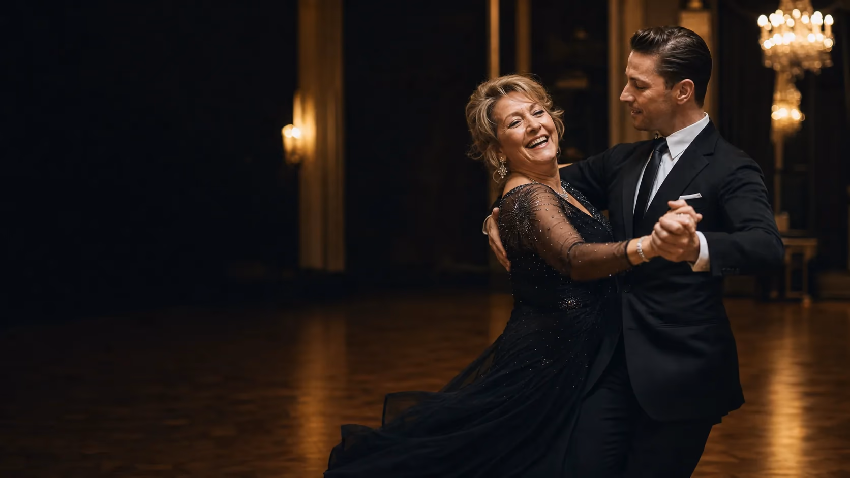 Pro-Am Paar tanzt gemeinsam im Ballsaal